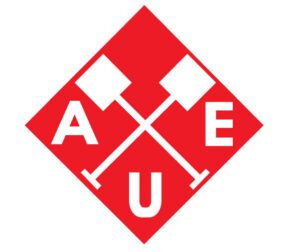 Rotes Rautenlogo mit zwei gekreuzten weißen Schaufeln und den weißen Buchstaben A, E und U in drei Ecken - perfekt für Veranstaltungen oder Event-Branding.