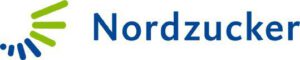 Nordzucker-Logo mit grünen und blauen Linien auf der linken Seite und dem Firmennamen "Nordzucker" in blauer Schrift auf der rechten Seite, häufig zu sehen bei Veranstaltungen und offiziellen Anlässen.
